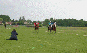 Animation de l'arriv&eacute;e au sprint de R&eacute;gine Bollon, Jack B&eacute;gaud et Aude Berthier